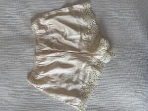 Doen Women's Iona Silk Lace Trim Shorts Small